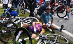 Chute massive de coureurs causée par une spectatrice lors de la première étape du Tour de France reliant Brest à Landerneau, le 26 juin 2021 