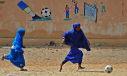 Des fillettes somaliennes jouent au foot à Mogadiscio, le 5 octobre 2016