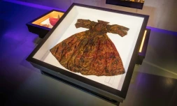 Photo fournie le 19 avril 2016 par le musée Kaap Skil d'une robe en soie datant du 17e siècle, faisant partie de l'exposition "Garde Robe" sur l'île de Texel aux Pays-Bas
