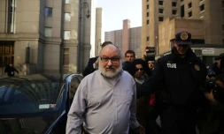 Jonathan Pollard quitte le tribunal à New York, le 20 novembre 2015