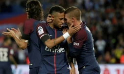 L'attaquant star du PSG Neymar (g) est congratulé par son coéquipier Marco Verratti après un but face à Toulouse au Parc des Princes, le 20 août 2017 