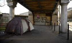 Une personne sans-abri dort sous un métro à Paris, le 28 décembre 2017