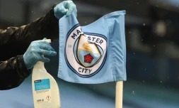 Manchester City décimé par des cas de Covid, matches reportés, le football anglais se retrouve à nouveau sous le menace de la pandémie qui s'accélère dans le pays, incitant certains à réclamer une interruption des compétitions.