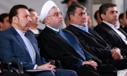 Une photo fournie par la présidence iranienne le 27 août 2019 montrant le président Hassan Rohani (deuxiÚme à gauche) assistant à une cérémonie dans la capitale Téhéran