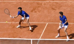 Nicolas Mahut (d) et Pierre-Hugues Herbert face aux Italiens Fabio Fognini et Simone Bolelli lors des quart de finale en double de la Coupe Davis, à Gênes, le 7 avril 2018