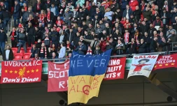 Une banderole reprenant l'hymne et la devise de Liverpool "You will never walk alone" est déployée aux couleurs de l'Ukraine, victime d'une invasion par la Russie, avant la finale de la Coupe de la Ligue entre Chelsea et Liverpool, le 27 février 2022 au Stade de Wembley à Londres