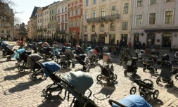 Cent neuf landaus vides, le nombre d'enfants tués en Ukraine, à Lviv le 18 mars 2020