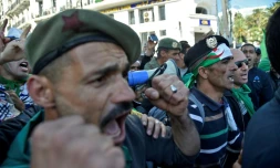 Des soldats algériens ayant servi lors de la guerre civile crient des slogans lors d'une manifestation contre le régime à Alger le 29 mars 2019