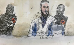 Croquis d'audience réalisé le 5 décembre 2022 au palais de justice de Bruxelles montrant Salah Abdeslam (C), l'un des accusés, durant le procÚs des attentats de Bruxelles de 2016