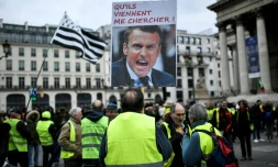 Des "gilets jaunes" manifestent place de la Bourse à Paris le 28 décembre 2019