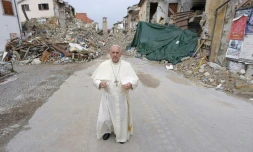 Le pape François à Amatrice, le 4 octobre 2016, dans une photo diffusée par le service de presse du Vatican