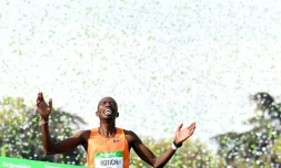 Le Kenyan Elisha Rotich passe la ligne d'arrivée en vainqueur du marathon de Paris, le 17 octobre 2021 