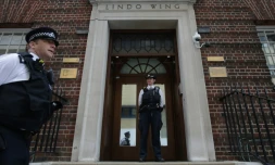 Des policiers britanniques gardent l'entrĂ©e du St Mary's hospital Ă Londres oĂč la duchesse de Cambridge a accouchĂ© d'un garçon le 23 avril 2018