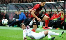 L'arrière de Guingamp Nill De Pauw (d) aux prises avec le défenseur de Nancy Michaël Chretien, lors de la 31e journée de Ligue 1, le 31 mars 2017 au Stade Boudourou, à Guingamp