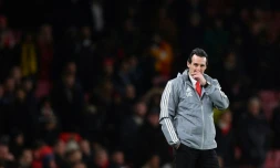 Le technicien espagnol Unai Emery désabusé durant la défaite de son équipe, Arsenal, face à Francfort, le 28 novembre 2019 à Londres