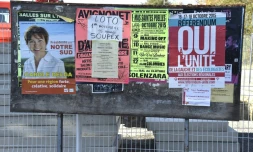 Affiche électorale de Carole Delga (G) sur les panneaux de campagne le 2 novembre 2015 à Toulouse