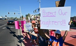 "Protégez nos filles", réclame une pancarte brandie par des partisans du droit à l'avortement, à Scottsdale, en Arizona, le 9 avril 2024