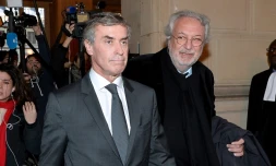 Jérôme Cahuzac et son avocat Jean-Alain Michel à la sortie du palais de justice le 10 février 2016 à Paris