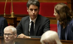 Le président du groupe parlementaire Ensemble pour la République Gabriel Attal (C) assiste à une séance de questions au gouvernement à l'Assemblée nationale, à Paris, le 11 février 2025