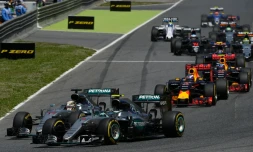 Les Mercedes de Lewis Hamilton (g) et de Nico Rosberg (d) Ă  la lutte lors du 1er tour du GP d'Espagne de F1 sur le circuit de Montmelo prĂšs de Barcelone, le 15 mai 2016