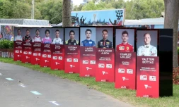 Les portraits de plusieurs pilotes de F1 sont affichés le 13 mars 2020 à Melbourne, où devait se tenir le premier Grand Prix de la saison, finalement annulé