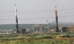 Des machines de l'armée israëlienne à la frontière avec la bande de Gaza le 19 avril 2016, sur le lieu où Israël a annoncé avoir découvert un tunnel