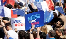 Des supporters d'Emmanuel Macron brandissent des pancartes en faveur du président candidat à sa réélection, lors de son meeting à Marseille, le 16 avril 2022