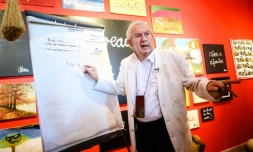 Benjamin Vautier, alias Ben, présente son exposition "On est tous fous", au musée des arts naïfs Anatole Jakovsky, à Nice (Alpes-Maritimes), le 12 mai 2023