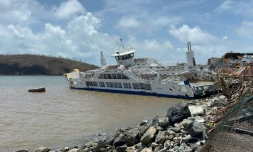 Un ferry inter-îles échoué près de la capitale Mamoudzou après le passage du cyclone Chido à Mayotte, dans l'océan Indien, le 15 décembre 2024