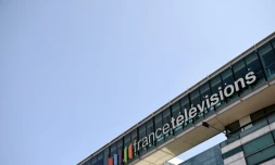 Logo de France Télévisions en haut de l'immeuble du siège, le 23 avril 2015 à Paris