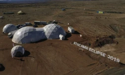 Vue aĂ©rienne le 1er juillet 2019 du campement astronomique de Vallenar, dans le dĂ©sert d'Atacama, au Chili, oĂč l'on attent des milliers de touristes pour observer le 2 juillet 2019 une Ă©clipse totale de soleil