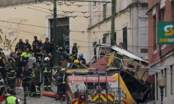 Police et pompiers sur le site de l'accident de funiculaire qui a fait plusieurs morts à Lisbonne, au Portugal, le 3 septembre 2025