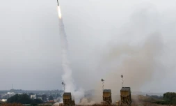 Le Dôme de fer, la défense anti-aérienne israélienne, en action pour intercepter des roquettes tirées de Gaza, à Sderot, dans le sud d'Israël le 11 mai 2023