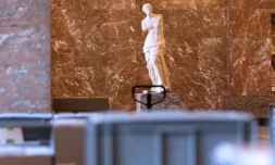 La "Vénus de Milo" au milieu des caisses en plastique et des armoires à roulettes au Louvre à Paris, le 3 mai 2016
