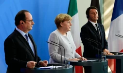La chancelière allemande Angela Merkel (centre) pendant une conférence de presse à Berlin au côté du président français François Hollande et du Premier ministre italien Matteo Renzi, le 27 juin 2016