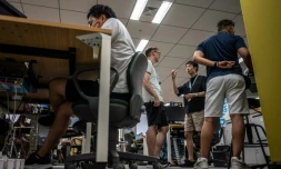 Des fonctionnaires en shorts, t-shirt et baskets, dans les bureaux du siège du gouvernement métropolitain de Tokyo,dans le cadre de l'initiative "Cool Biz" le 14 juillet 2026 lors d'une vague de fortes chaleurs