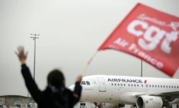 Un salarié d'Air France brandit un drapeau de la CGT, le 5 octobre 2015 à Roissy, au siège de la compagnie