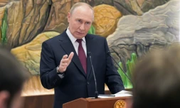 Photo diffusée par l'agence de presse russe Sputnik montrant le président russe Vladimir Poutine s'adressant aux médias russes à Bichkek, le 27 novembre 2025 au Kirghizstan