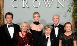 De gauche à droite, les acteurs de la série "The Crown" Dominic West, Marcia Warren, Elizabeth Debicki, Imelda Staunton, Jonathan Pryce et Lesley Manville
