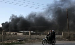 Fumée provenant de raids aériens qui ont frappé le village de al-Chifouniya dans la banlieue de Damas, le 1er juin 2016