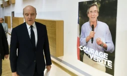 Alain Juppé devant une affiche électorale de François Fillon le 16 février 2017 à Bordeaux
