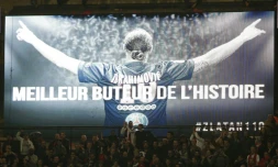 Hommage à Zlatan Ibrahimovic au Parc des Princes, nouveau meilleur buteur de l'histoire du PSG, lors du match contre l'OM le 4 octobre 2015