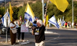 Des Israéliens manifestent près de Kiryat Shmona, dans le nord du pays, pour exiger du gouvernement un accord garantissant la libération des otages retenus à Gaza, le 17 août 2025