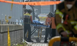 Les secours évacuent le corps d'une victime de l'incendie meurtrier dans une usine de batteries au lithium, à Hwaseong, en Corée du Sud, le 24 juin 2024