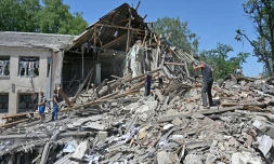 Bâtiment administratif en ruine, à Lyubotyn, dans la région de Kharkiv (est de l'Ukraine) le 20 juin 2022 après une frappe de roquette russe