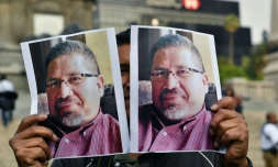 Un manifestant tient des photos du journaliste Javier Valdez, spécialiste reconnu du narcotrafic et pigiste pour l'AFP, le 16 mai 2017 à Mexico
