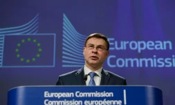 Le vice-président de l'exécutif européen, Valdis Dombrovskis, donne une conférence de presse au siège de la Commission européenne à Bruxelles, le 19 décembre 2018