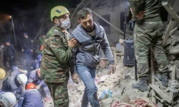 Un secouriste assiste un habitant sur un site touché par un missile à Gandja (Azerbaïdjan) le 17 octobre 2020