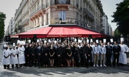 Les employés du restaurant Le Fouquet's sur les Champs Elysés à Paris posent le 13 juillet 2019 devant la brasserie à la veille de sa réouverture