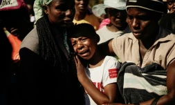 Ahlia Kumire (au centre), fille d'Ishmael Kumire, pleure la mort de son père tué dans la répression d'une manifestation de l'opposition, lors de ses obsèques dans le village de Chinamhora, à 45 km au nord-est d'Harare, au Zimbabwe, le 4 août 2018